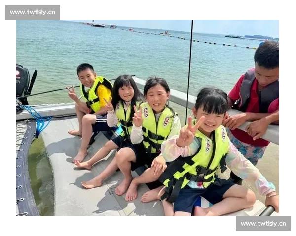 出海逐浪:驾船冲浪的欢乐时光 出海逐浪:驾船冲浪的欢乐时光